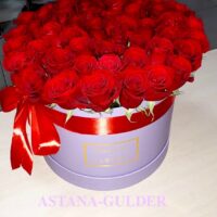 Розы в коробке с доставкой в Нур-Султане